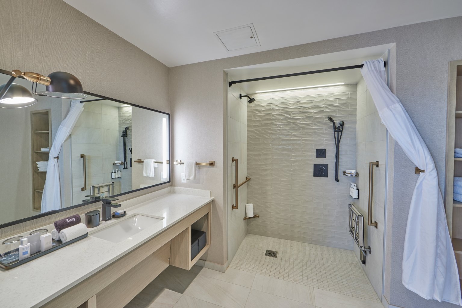 ADA Executive King Suite with Roll in Shower Hotel Effie